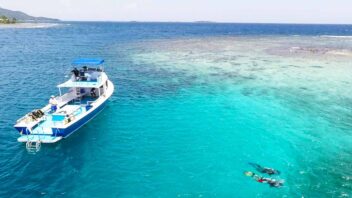 dive boat and divers in Guanaja